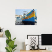 Traditionele gestreepte vissersboot Marsaxlokk Mal Poster (Thuiskantoor)