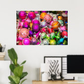 Traditionele glazen kerstversieringen op de kerstm poster (Thuiskantoor)