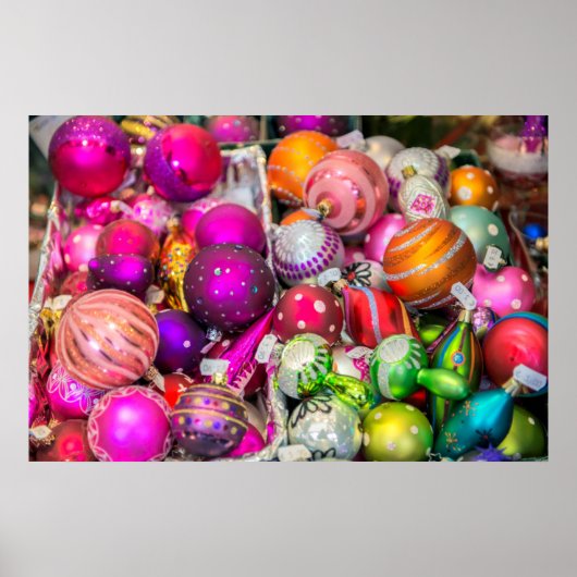 Traditionele glazen kerstversieringen op de kerstm poster (Voorkant)