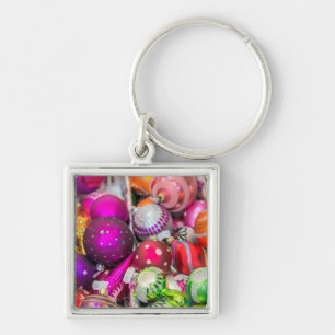 Traditionele glazen siervoorwerpen op kerstmarkt sleutelhanger