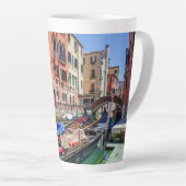 Traditionele gondel in Venetië Latte Mok (Rechterhoek)