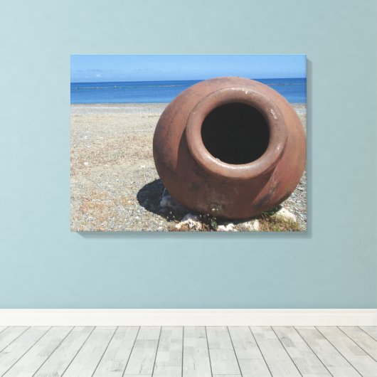 Traditionele Griekse Terracotta Pot op strand Canvas Afdruk (Insitu (Houten vloer))