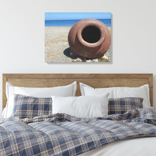 Traditionele Griekse Terracotta Pot op strand Canvas Afdruk (Insitu (Slaapkamer))