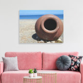 Traditionele Griekse Terracotta Pot op strand Canvas Afdruk (Insitu (Woonkamer))