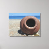 Traditionele Griekse Terracotta Pot op strand Canvas Afdruk (Voorkant)