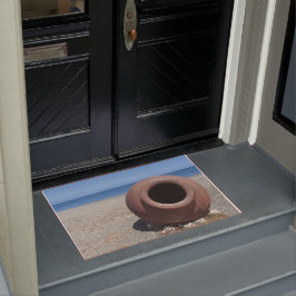 Traditionele Griekse Terracotta Pot op strand Deurmat