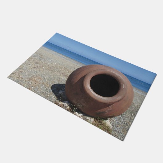 Traditionele Griekse Terracotta Pot op strand Deurmat (Schuin)