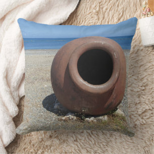 Traditionele Griekse Terracotta Pot op strand Kussen