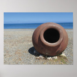 Traditionele Griekse Terracotta Pot op strand Poster