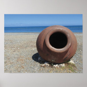 Traditionele Griekse Terracotta Pot op strand Poster