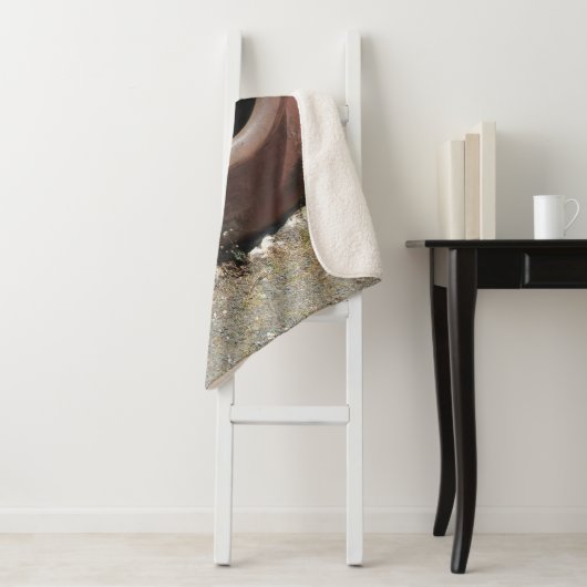 Traditionele Griekse Terracotta Pot op strand Sherpa Deken (In situ)