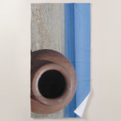 Traditionele Griekse Terracotta Pot op strand Strandlaken (Voorkant)