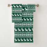 Traditionele groene kerstrendierssnowflake bad handdoek<br><div class="desc">Traditionele groene kerstbadhanddoek met mooie rendieren en  witte sneeuwvlokken op een schattig retro-vakantiepatroon. Klassieke winterherten ontwerpen op nostalgisch badkamerdecor.</div>