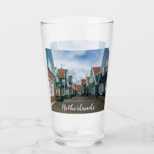 Traditionele houten huizen in het dorp Marken Glas