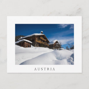 Traditionele houten kool in de sneeuw briefkaart