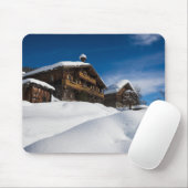 Traditionele houten kool in de sneeuw muismat (Met muis)