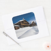 Traditionele houten kool in de sneeuw vierkante sticker (Envelop)