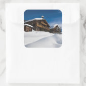 Traditionele houten kool in de sneeuw vierkante sticker (Tas)