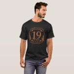 Traditionele huwelijksverjaardag Bronze 19 jaar T-shirt<br><div class="desc">Een ontwerp om 19 jaar huwelijk te vieren. Dit ontwerp is voorzien van een bronzen kleurlaurel op een zwarte achtergrond. Bronze is het traditionele geschenk voor deze keer. In de tekst staat 19 jaar bronzen. Een romantisch ontwerp om je 19de jaar huwelijk te vieren. Als u om het even welke...</div>