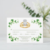 Traditionele Ierse Claddagh-ring en klaveren RSVP Kaartje (Staand voorkant)