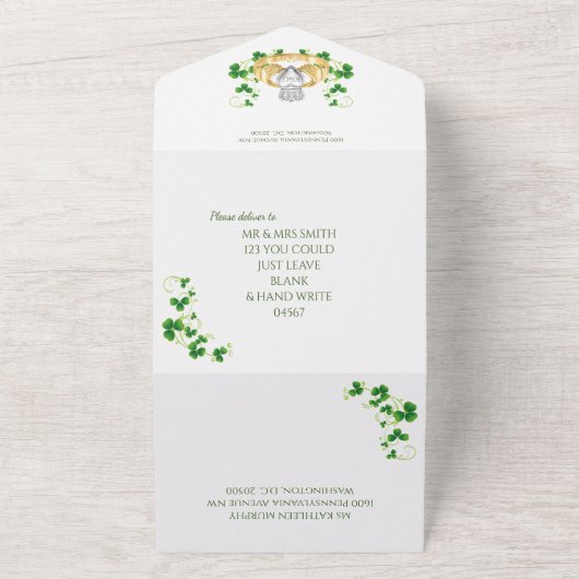 Traditionele Ierse Claddagh Ring en Shamrocks All In One Uitnodiging (Buitenkant)