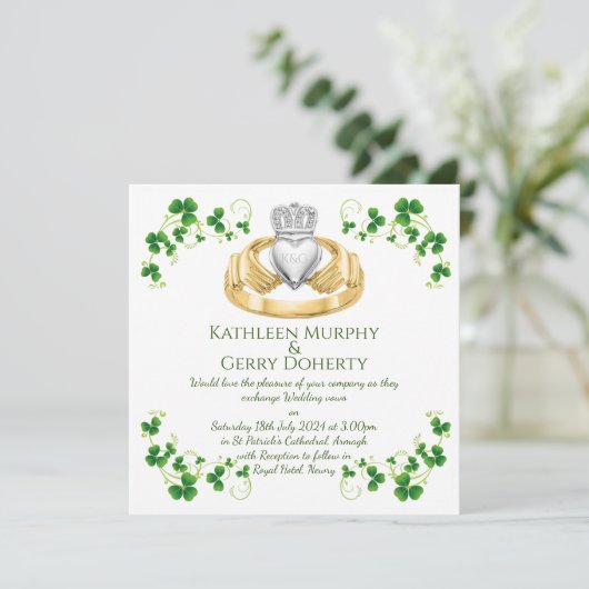 Traditionele Ierse Claddagh Ring en Shamrocks Kaart (Staand voorkant)