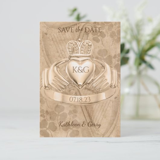 Traditionele Ierse Claddagh Ring Shamrock & Harp Save The Date (Staand voorkant)