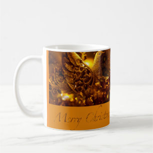 Traditionele kerstascène met gouden duif koffiemok