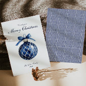 Traditionele kerstkaart met blauwe ornamenten