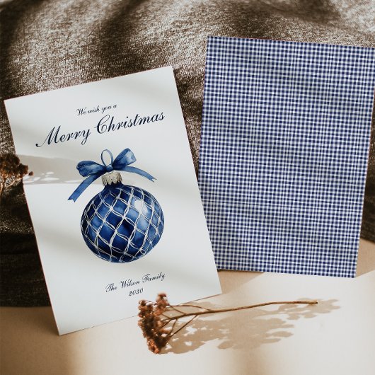 Traditionele kerstkaart met blauwe ornamenten