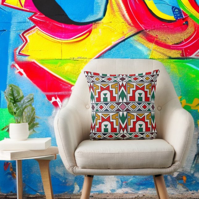 Traditionele kleurrijke Afrikaanse stam inheemse k Kussen (Traditional Colorful African Tribe Native Art Throw Pillow On A Chair Colorful Backdrop)