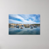 Traditionele kleurrijke vissersboten in de haven canvas afdruk (Voorkant)