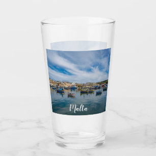 Traditionele kleurrijke vissersboten in de haven glas