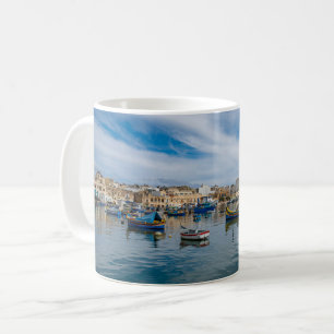 Traditionele kleurrijke vissersboten in de haven koffiemok