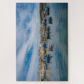 Traditionele kleurrijke vissersboten in de haven legpuzzel (Verticaal)