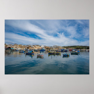 Traditionele kleurrijke vissersboten in de haven poster