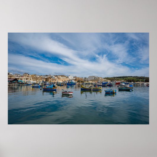 Traditionele kleurrijke vissersboten in de haven poster (Voorkant)