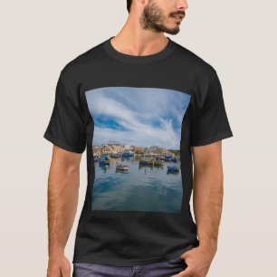 Traditionele kleurrijke vissersboten in de haven t-shirt