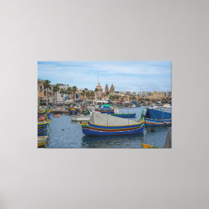 Traditionele kleurrijke vissersboten op Malta Canvas Afdruk
