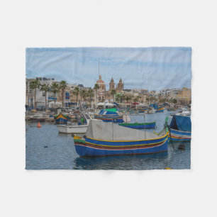 Traditionele kleurrijke vissersboten op Malta Fleece Deken