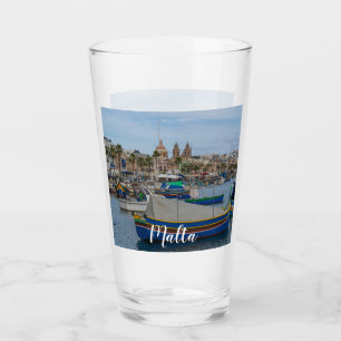 Traditionele kleurrijke vissersboten op Malta Glas