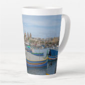 Traditionele kleurrijke vissersboten op Malta Latte Mok (Rechterhoek)