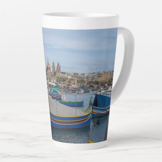 Traditionele kleurrijke vissersboten op Malta Latte Mok (Rechterhoek)