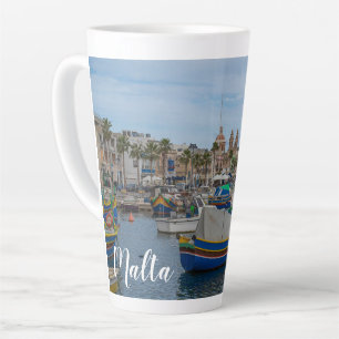 Traditionele kleurrijke vissersboten op Malta Latte Mok