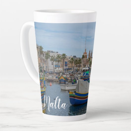 Traditionele kleurrijke vissersboten op Malta Latte Mok (Linkerhoek)