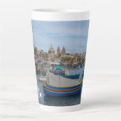 Traditionele kleurrijke vissersboten op Malta Latte Mok (Voorkant)