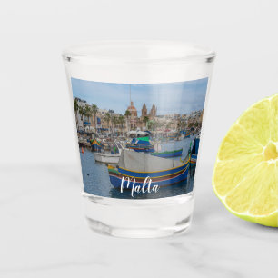 Traditionele kleurrijke vissersboten op Malta Shot Glas