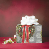 Traditionele kransen rode boog op staal grijs cadeaupapier