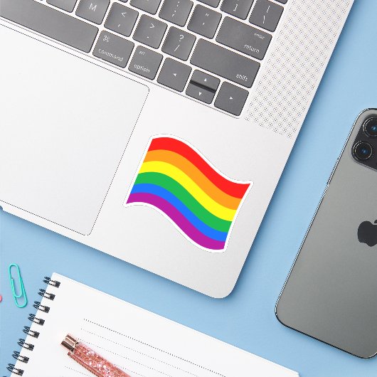 Traditionele LGBTQ+ Pride Flag Wavy Sticker (Laptop met iPhone)