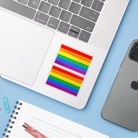 Traditionele LGBTQIA+ Pride Flag Sticker (Laptop met iPhone)